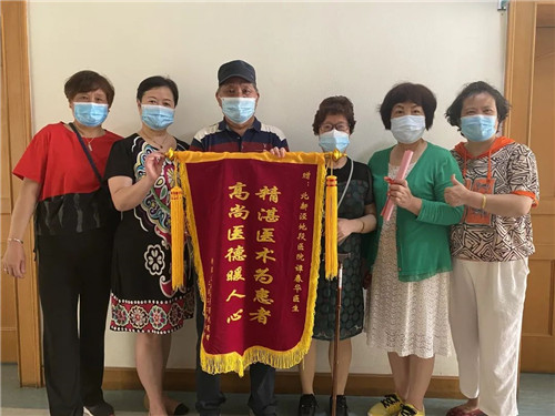 上海长宁：居民送来感谢信时 她忙碌在核酸采样点上