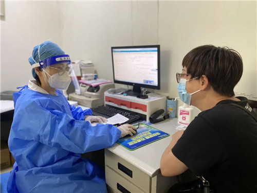 上海长宁：居民送来感谢信时 她忙碌在核酸采样点上
