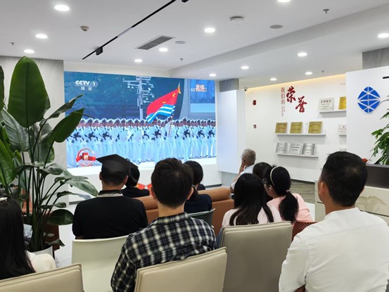 东洲评估组织观看纪念抗战胜利80周年阅兵式，汲取奋进力量